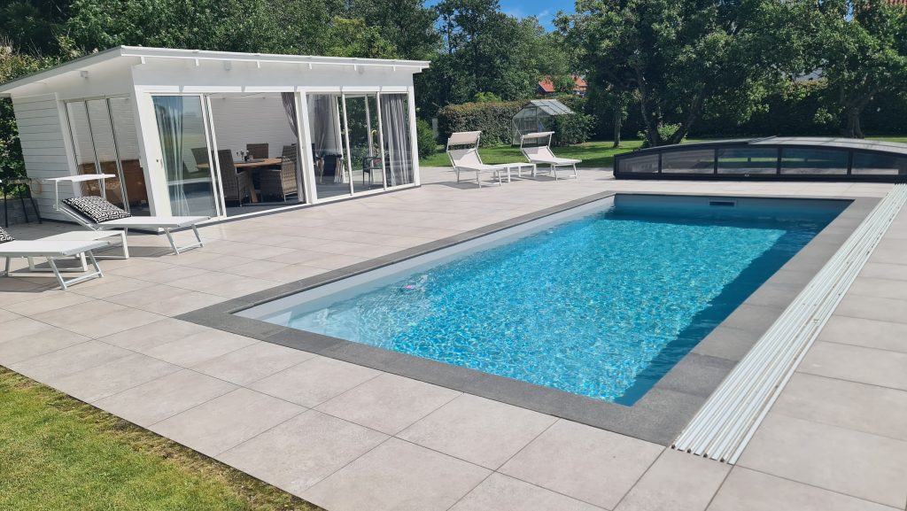 Trädgård med nedgrävd pool