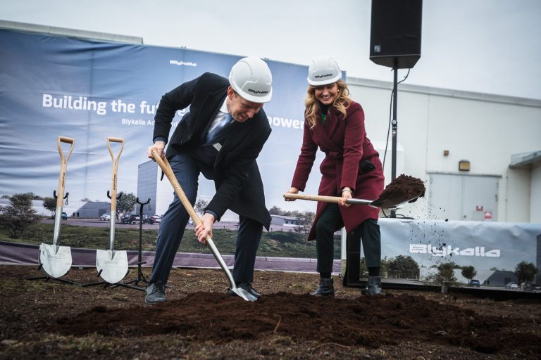 Blykallas vd Jacob Stedman och Ebba Busch tar ett spadtag