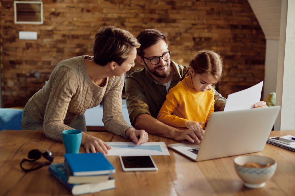 Familj planerar ekonomi