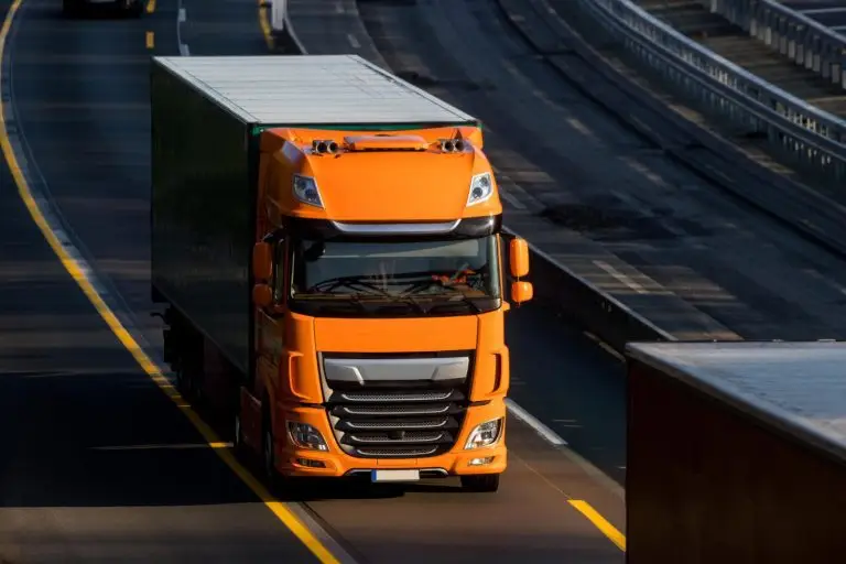 Lastbil på motorväg