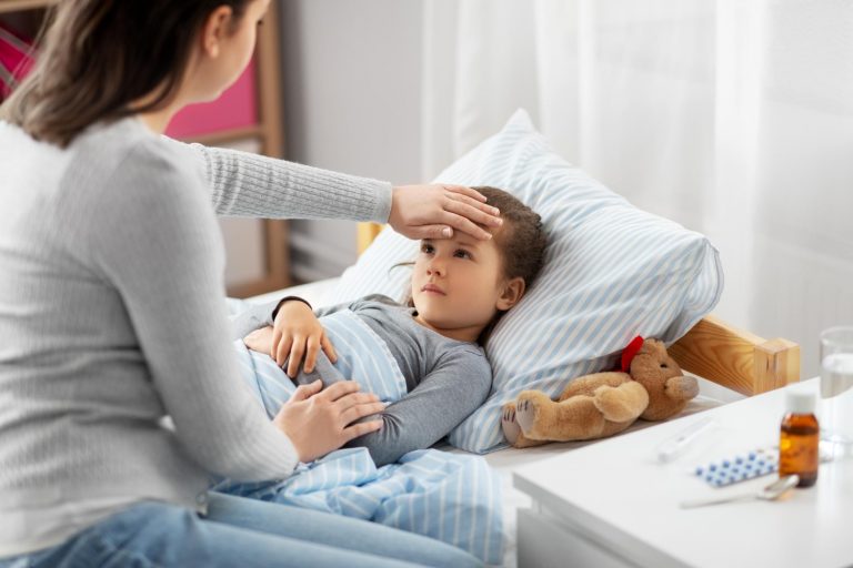 Mamma känner i pannan på sjuk dotter