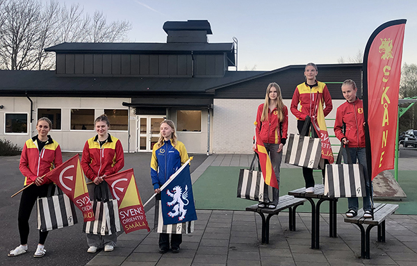 Från pallen med Ester Löfqvist högst upp och Sanna Grendelmeier sexa, längst till vänster. Foto: SOK Viljan