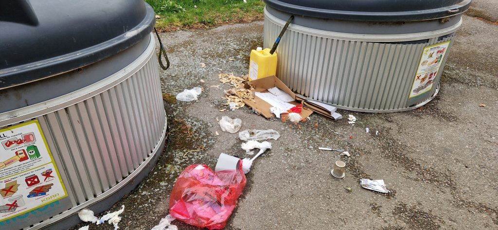 Nedskräpning på återvinningsstationen i Södertorn i Oskarshamn. Foto: Privat