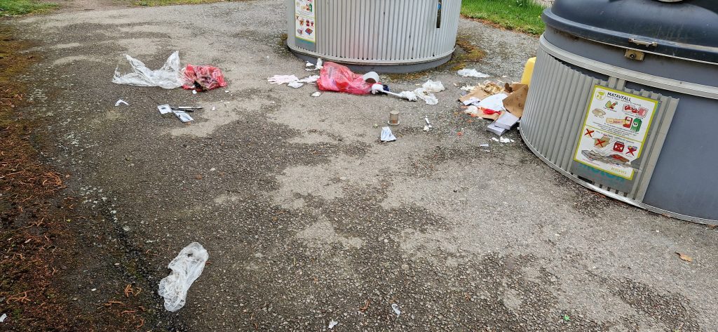 Nedskräpning på återvinningsstationen i Södertorn i Oskarshamn. Foto: Privat