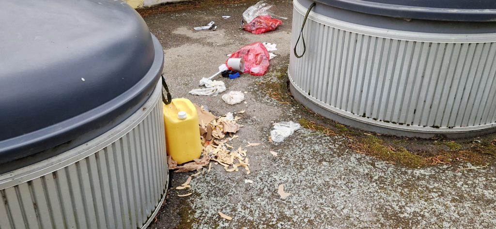 Nedskräpning på återvinningsstationen i Södertorn i Oskarshamn. Foto: Privat