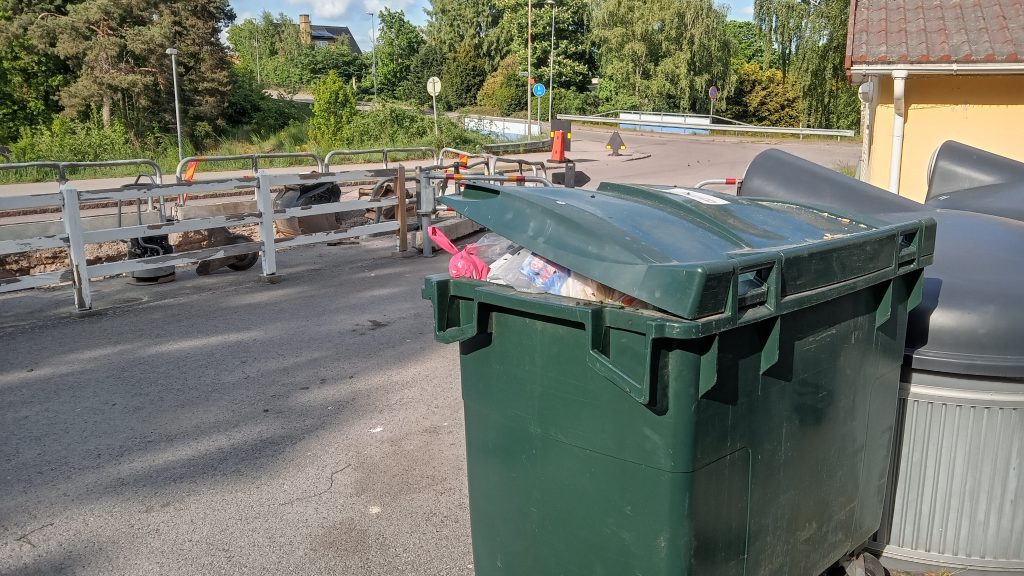Sopbehållare i Södertorn i Oskarshamn. Foto: Peter A Rosén