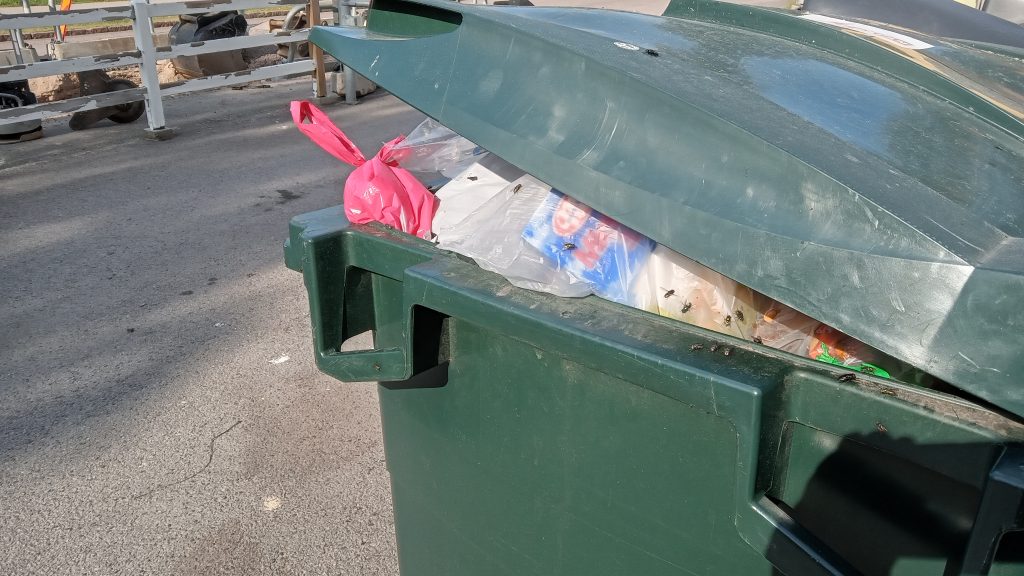Sopbehållare i Södertorn i Oskarshamn. Foto: Peter A Rosén