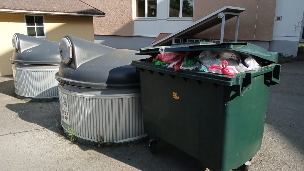 Sopbehållare i Södertorn i Oskarshamn. Foto: Peter A Rosén