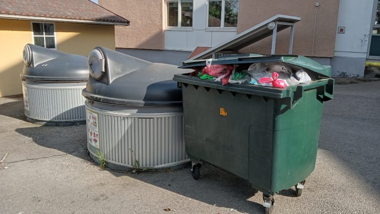 Sopbehållare i Södertorn i Oskarshamn. Foto: Peter A Rosén