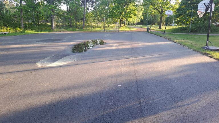 Utomhustennisbana i Mockebo, Oskarshamn. Foto: Privat
