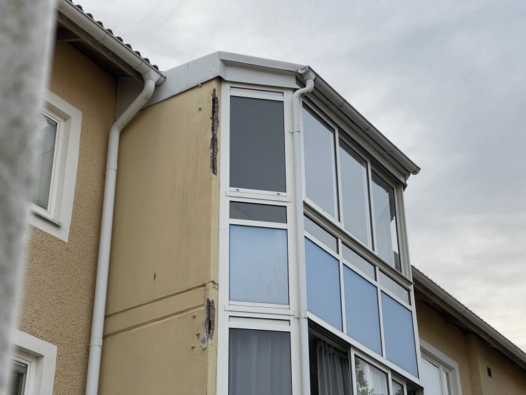 En balkong i Byggebos bostadsområde på Karlsborgsvägen i Kristineberg i Oskarshamn. Foto: Privat