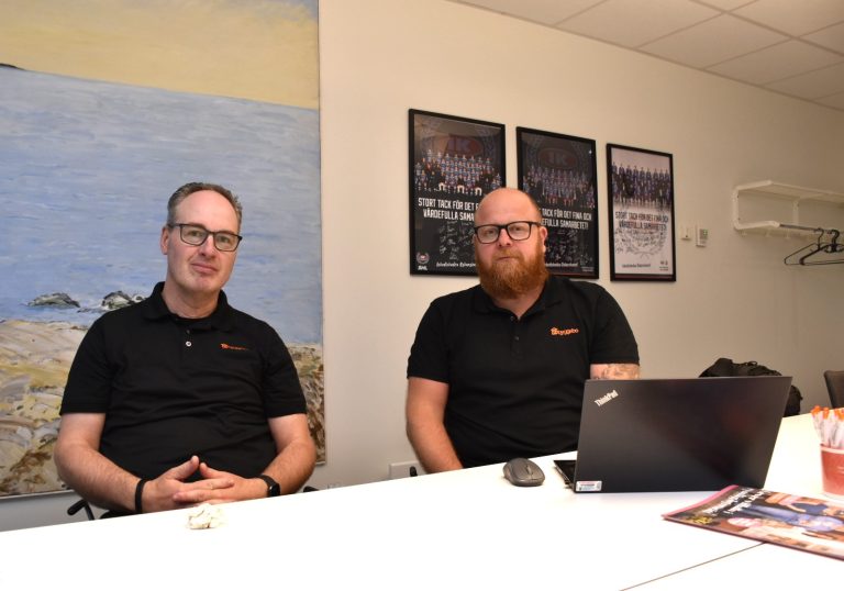 Fredrik Larsen (teknik- och förvaltningschef på Byggebo) och Marcus Kroner (chef för yttre förvaltning och bovärdar på Byggebo). Foto: Peter A Rosén