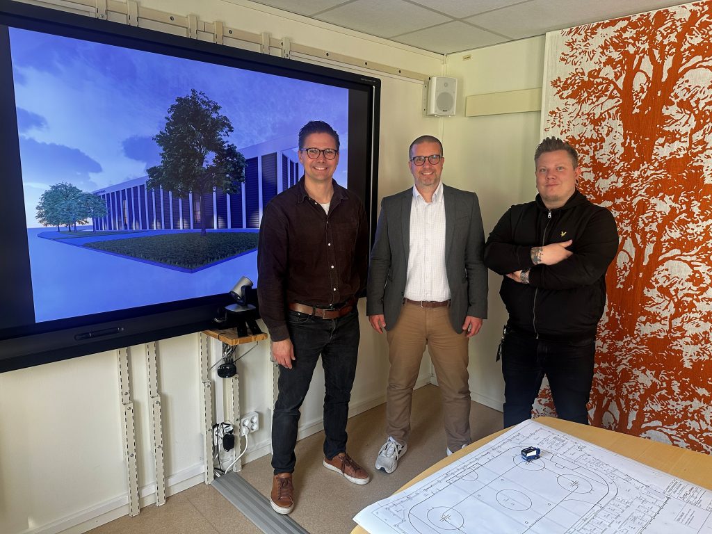 Olof Eriksson och Tobias Karlsson levererade på torsdagsmorgonen bygglovsansökan till samhällsbyggnadskontoret, som här representeras av kart-plan- och byggchef Martin Fridlund (mitten).