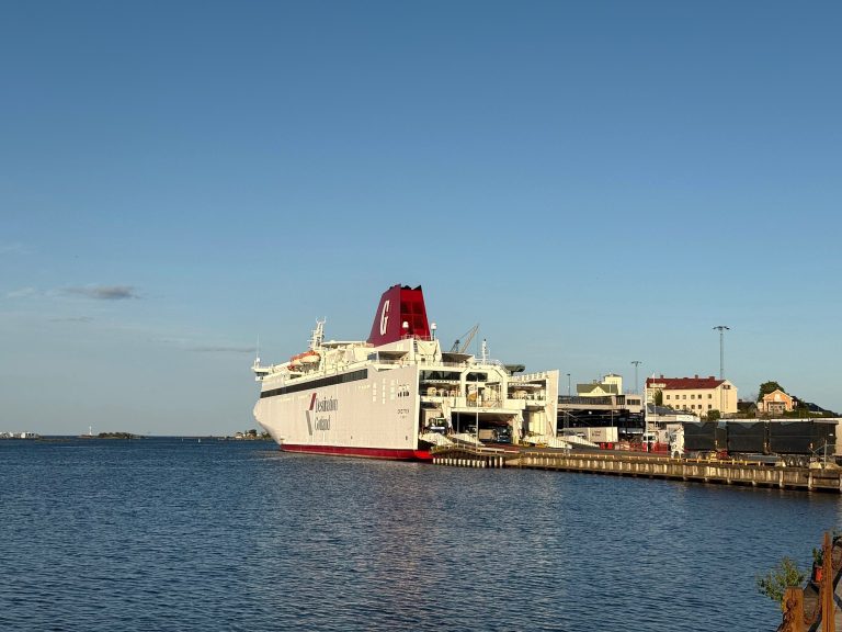 Gotlandsfärjan vid Gotlandsterminalen i Oskarshamn. Foto: Peter A Rosén