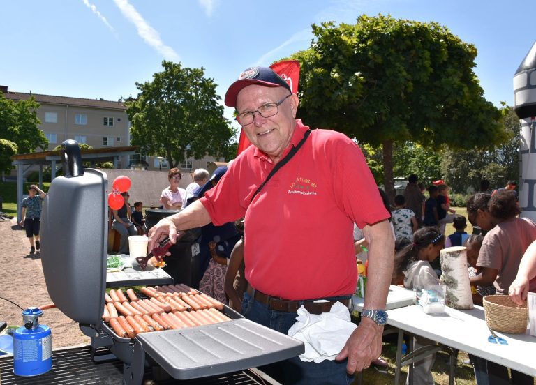 Ingemar Ritzén (S) grillar korv i Kristineberg, Oskarshamn. Foto: Peter A Rosén