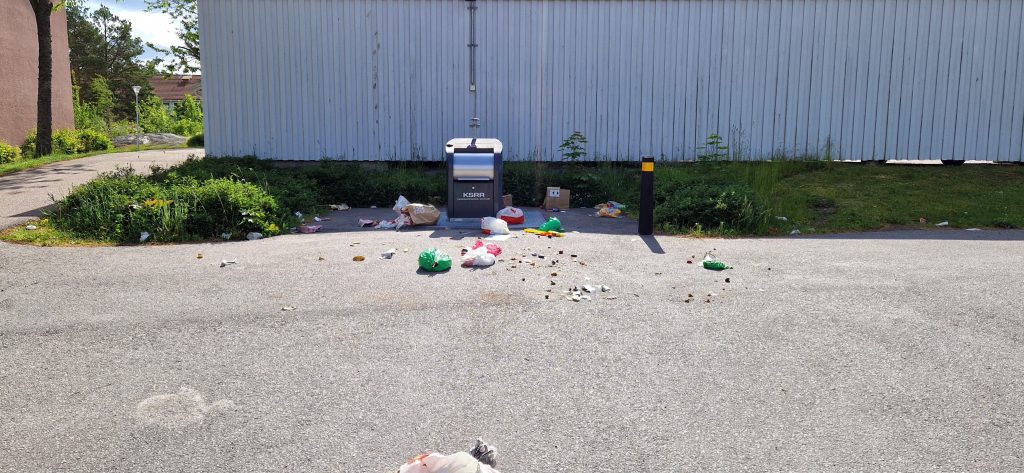 Nedskräpning på Ingenjörsvägen i Kristineberg i Oskarshamn. Foto: Privat