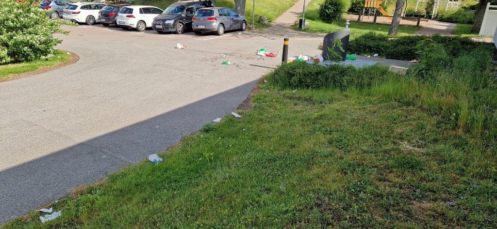 Nedskräpning på Ingenjörsvägen i Kristineberg i Oskarshamn. Foto: Privat