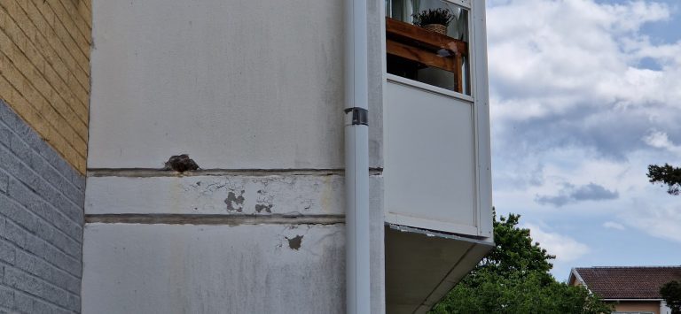 Balkong i förfall i Kristineberg i Oskarshamn. Foto: Privat