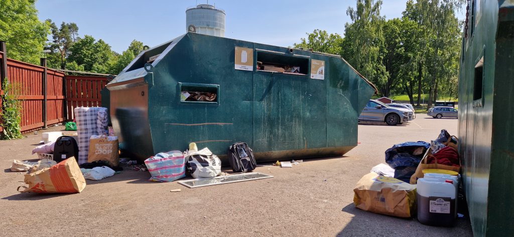 Nedskräpning på återvinningsstationen i Södertorn i Oskarshamn. Foto: Privat