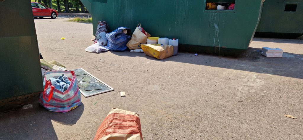 Nedskräpning på återvinningsstationen i Södertorn i Oskarshamn. Foto: Privat