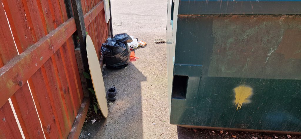 Nedskräpning på återvinningsstationen i Södertorn i Oskarshamn. Foto: Privat