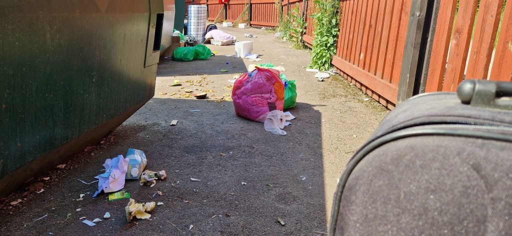 Nedskräpning på återvinningsstationen i Södertorn i Oskarshamn. Foto: Privat