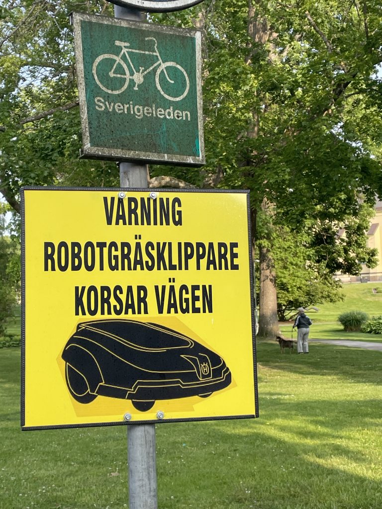 Varning för robotgräsklippare. Foto: Privat