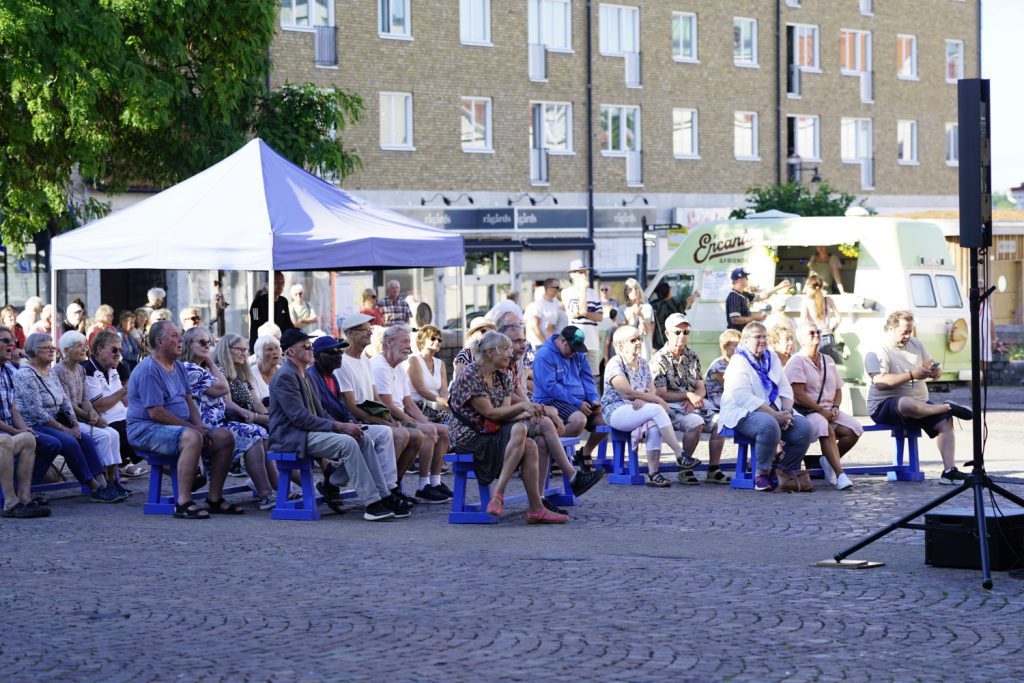 Publiken på Lilla torget.