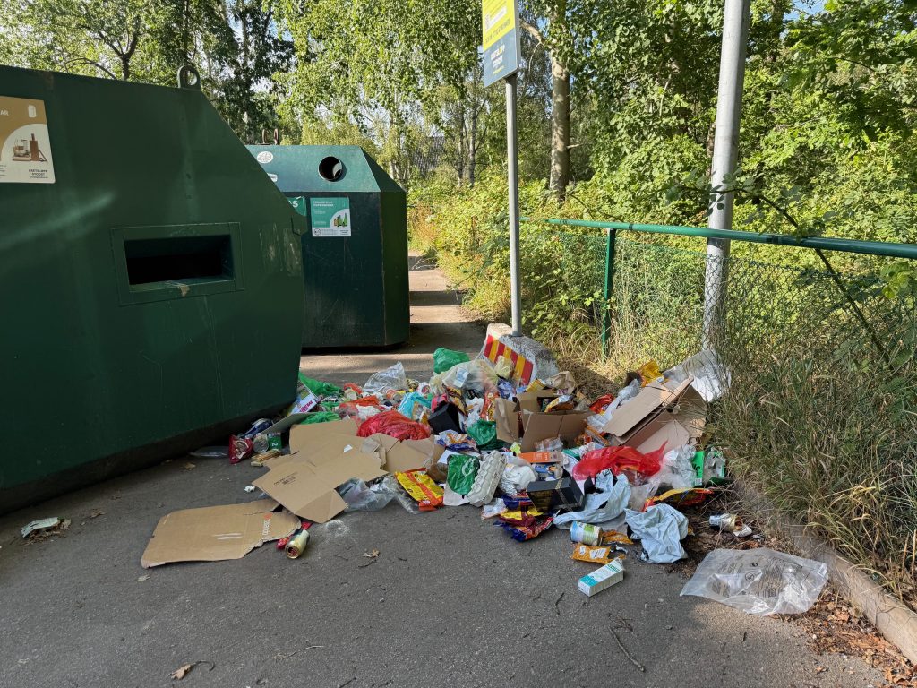 Skräpigt på återvinningsstationen på Karlsborgsvägen i Kristineberg i Oskarshamn. Foto: Peter A Rosén