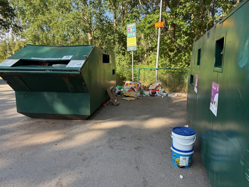 Skräpigt på återvinningsstationen på Karlsborgsvägen i Kristineberg i Oskarshamn. Foto: Peter A Rosén