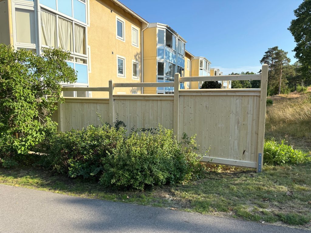 Omskrivet plank byttes ut på Karlsborgsvägen 80. Foto: Peter A Rosén