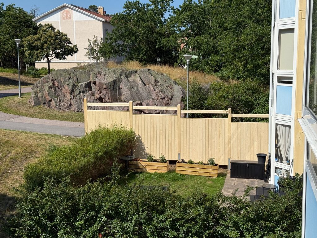 Plank på Karlsborgsvägen 80 i Kristineberg i Oskarshamn. Foto: Peter A Rosén