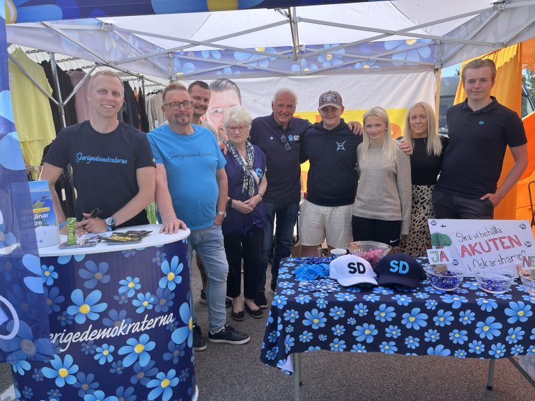 På marknaden i Figeholm betonade SD-politikerna att partiet vill att akuten på Oskarshamns sjukhus ska vara öppen för spontanbesök även fortsättningsvis. Den 1 oktober stängs akuten för spontanbesök. Foto: Sverigedemokraterna