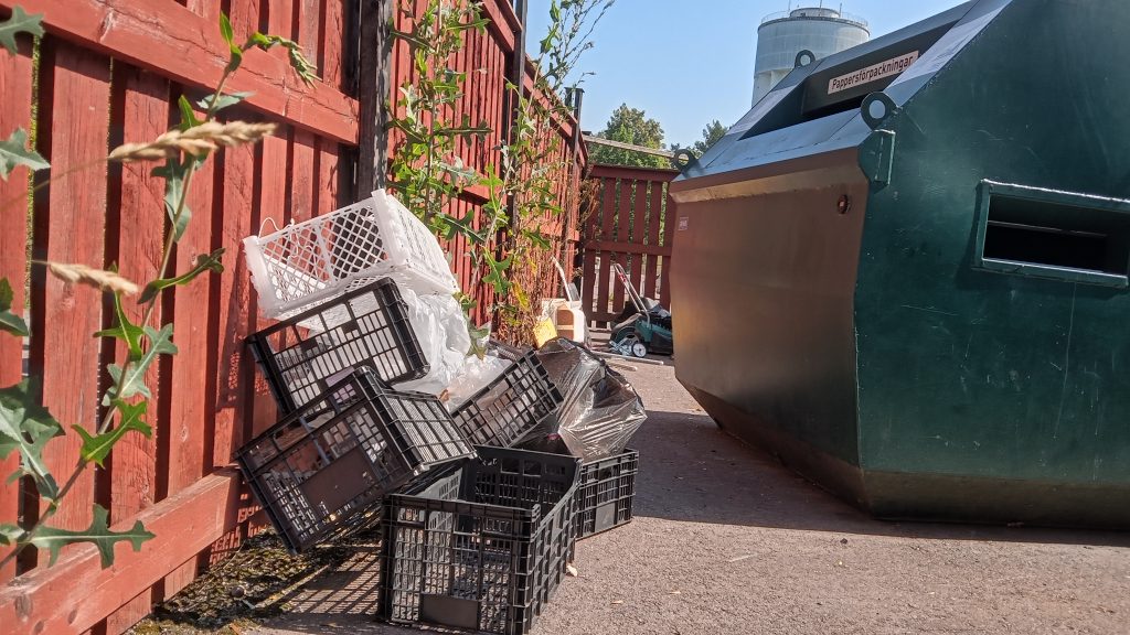 Nedskräpning på återvinningsstationen i Södertorn i Oskarshamn. Foto: Privat