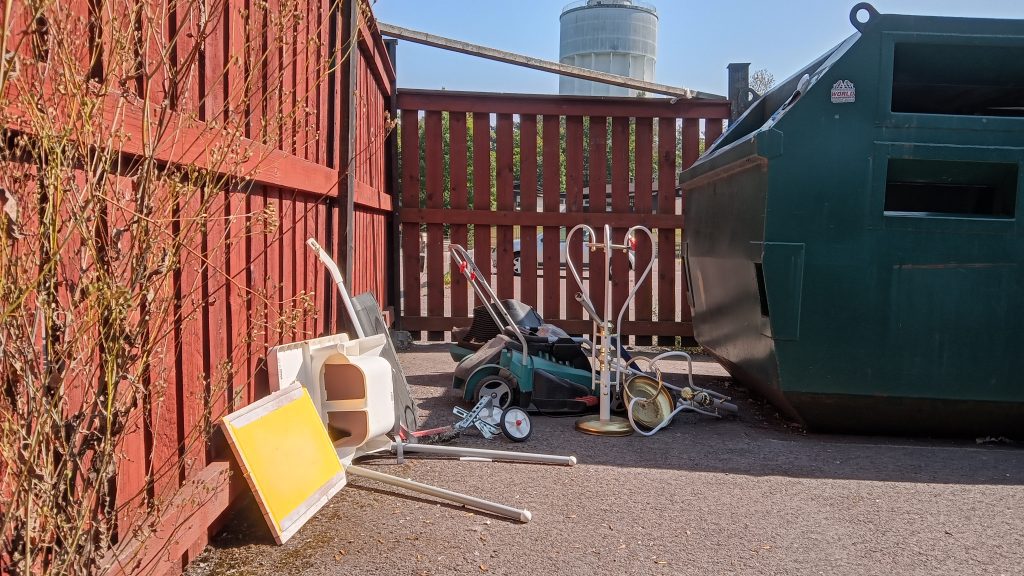 Nedskräpning på återvinningsstationen i Södertorn i Oskarshamn. Foto: Privat