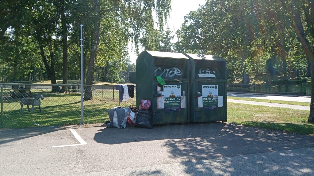 Nedskräpning på återvinningsstationen i Södertorn i Oskarshamn. Foto: Privat
