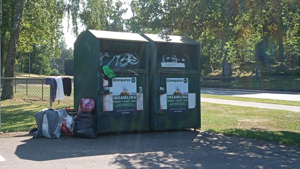 Nedskräpning på återvinningsstationen i Södertorn i Oskarshamn. Foto: Privat