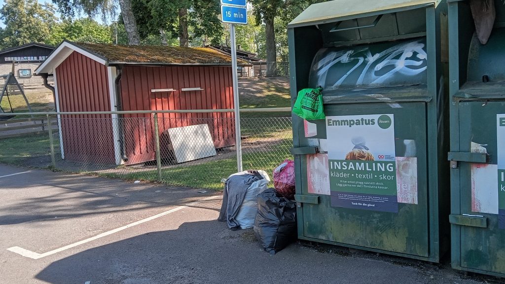 Nedskräpning på återvinningsstationen i Södertorn i Oskarshamn. Foto: Privat