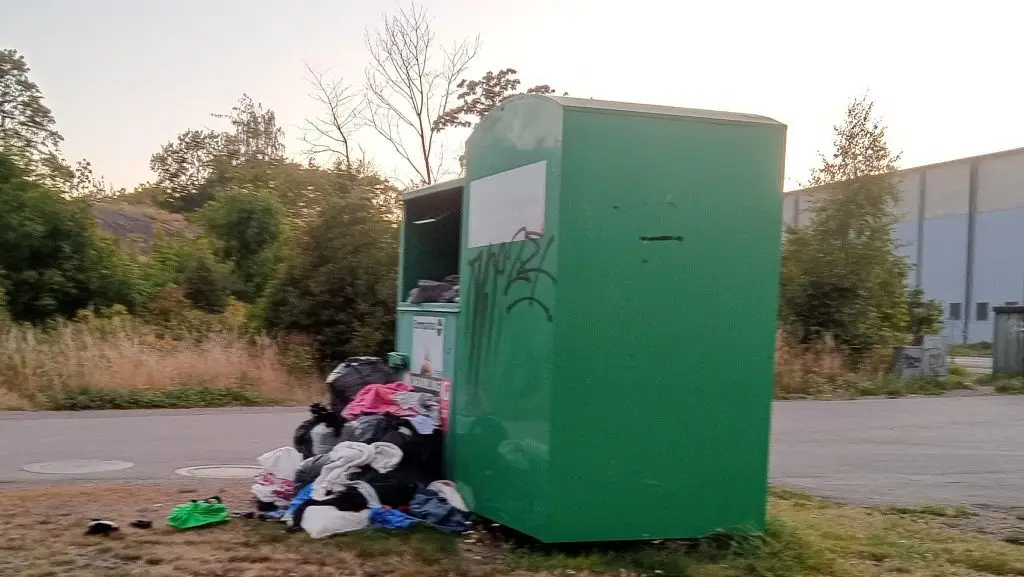 Klädinsamlingen på Gröndals återvinningsstation i Oskarshamn. Foto: Privat