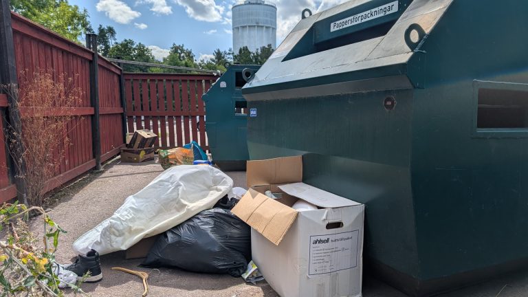 Nedskräpning på återvinningsstation i Oskarshamn. Foto: Privat