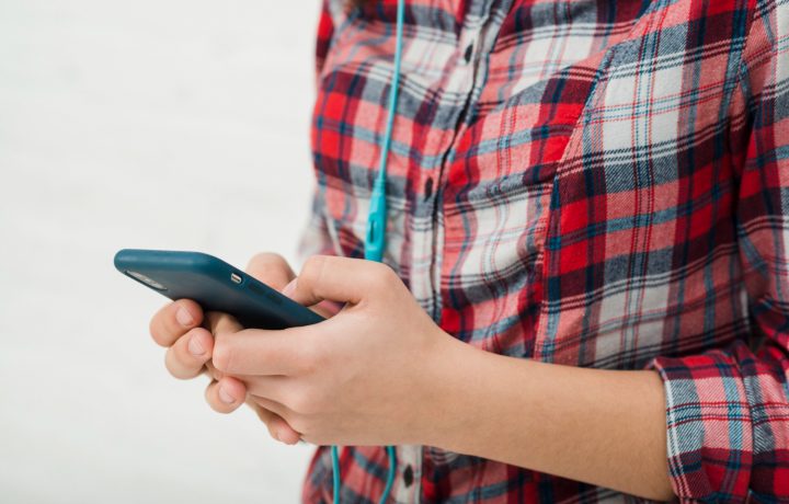 Man med mobiltelefon