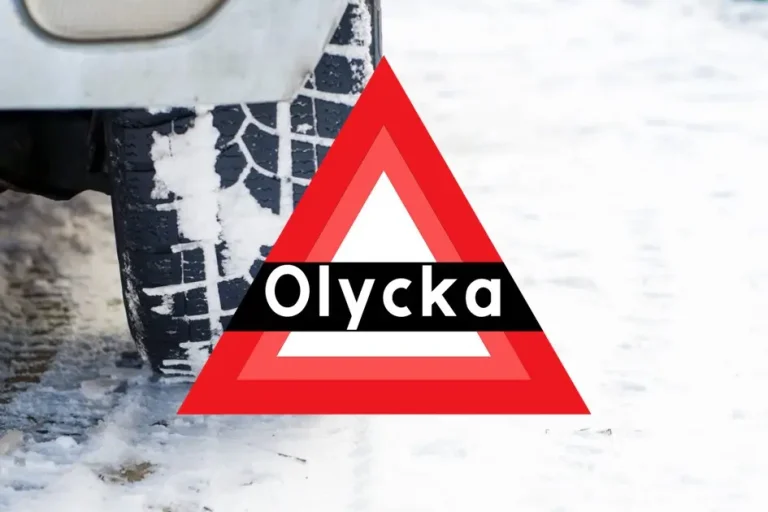 olyckstriangel och bildäck i vintermiljö