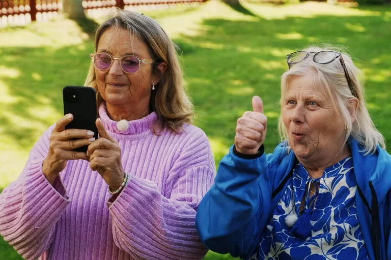 Suzanne Reuter och , Irma Lehtosalo är två av deltagarna i Seniorsurfarna