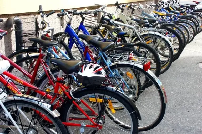 Ett 20-tal parkerade cyklar