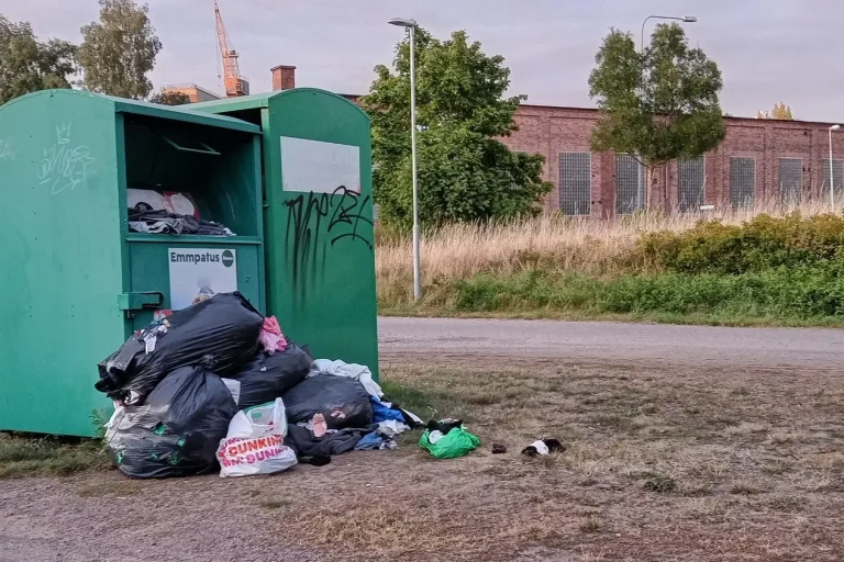 Klädinsamlingen på Gröndals återvinningsstation i Oskarshamn. Foto: Privat