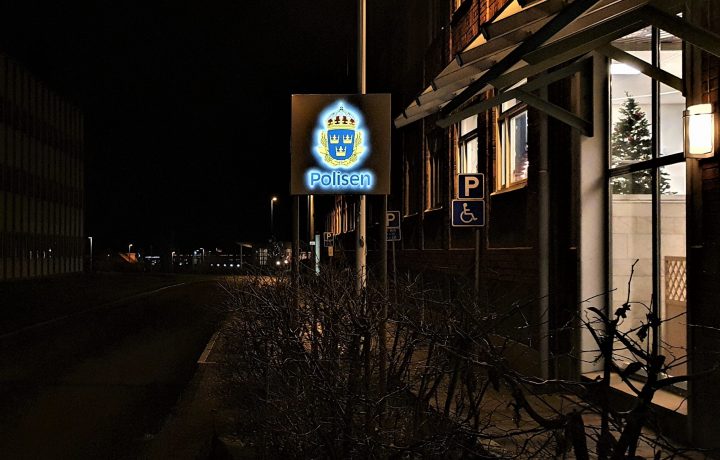 Bild på polisstationen i Oskarhamn i mörker