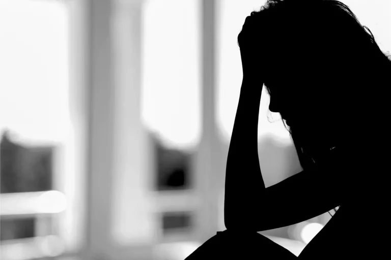 Siluett av en kvinna som ser deppig ut