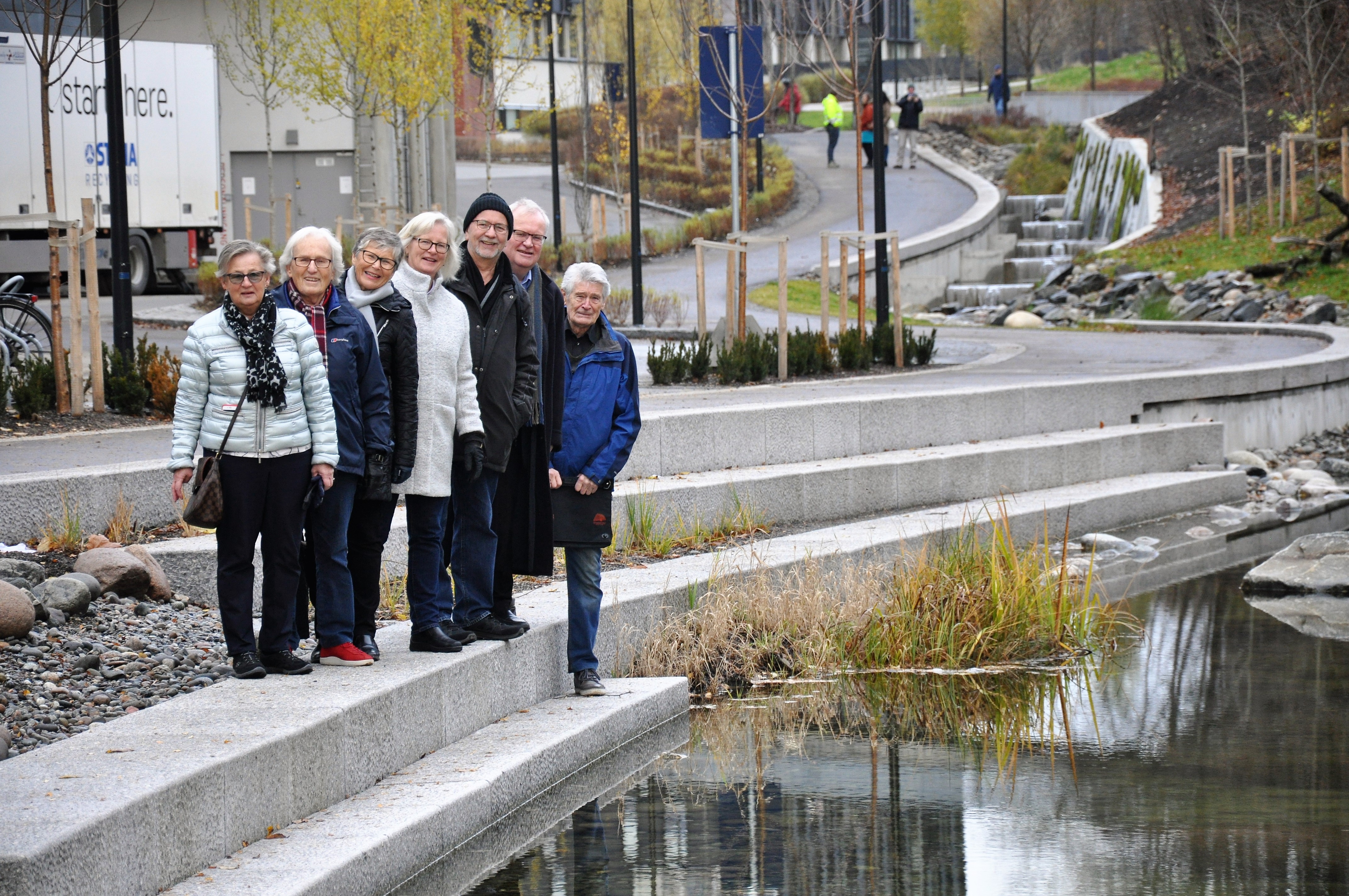 Foto av Gaustadbekken og glade elvevenner