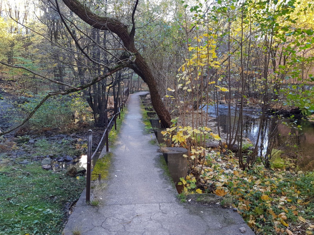 Den vakre gangveien i friområdet fra Ivan Bjørndals gate via damkrona til øya i Akerselva ender i dag ute på øya, uten noen forbindelse videre.