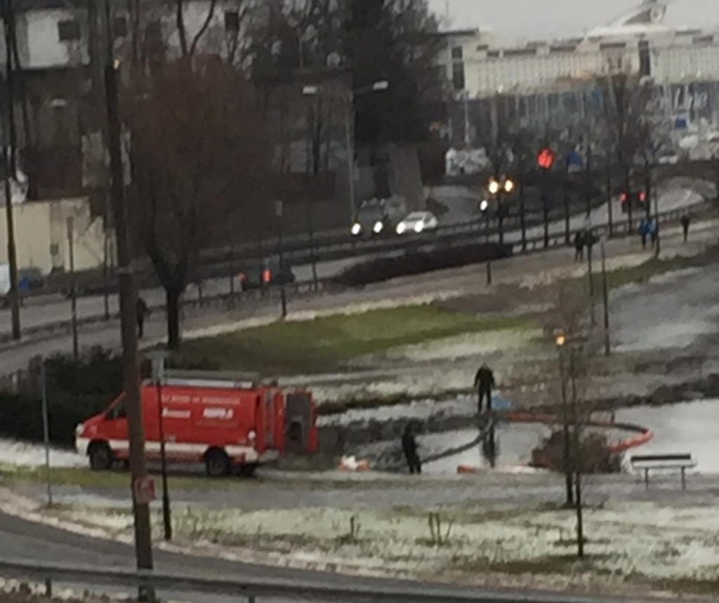 Brannvesenet legger ut lenser i Frognerkilen